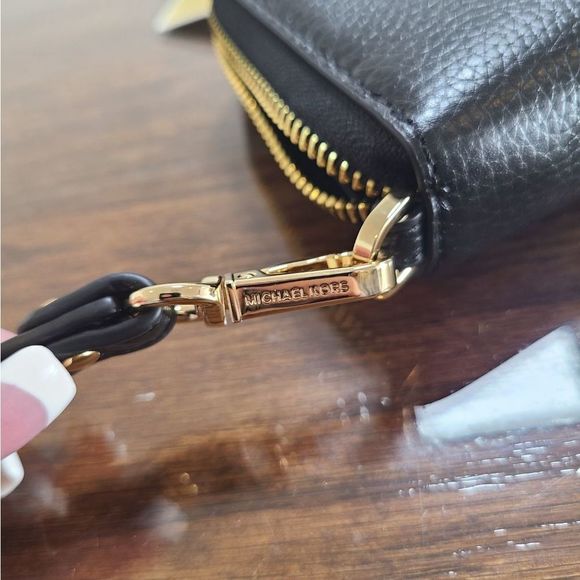 MICHAEL MICHAEL KORS nwt
Jet Set Travel Large Pebbled Leather Wristlet - Picture 7 of 8